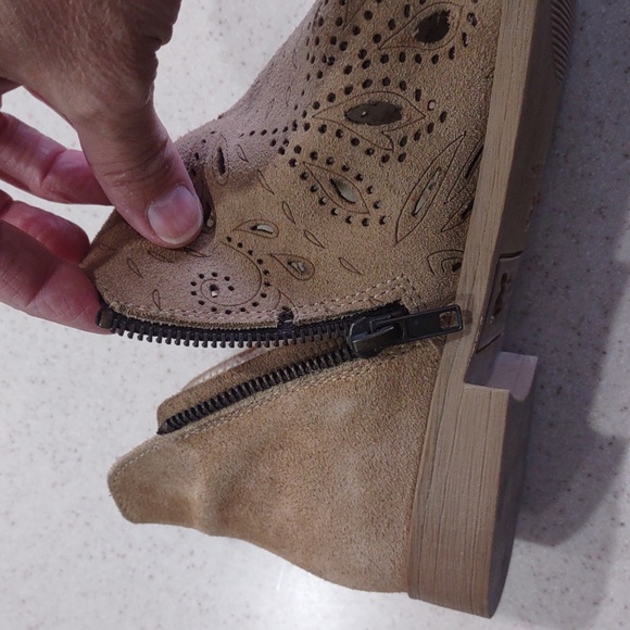 Coolway Tan Nelia Perforated Leather Side Zip Peep Toe Shoes Size 41/US 10 EUC - Picture 7 of 14